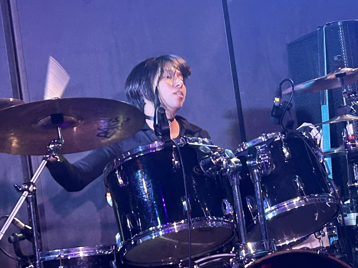 OriKen1's tweet photo. もう終わっちまった。25分あっというまだ。ゲストボーカルを迎えての初ライブ。
複雑というのでは無いのだがとにかく難しい曲を演奏していたんだとつくづく思った。このバンドはいい。丁寧さが巧さとなって曲のアジとなる。火がついてもおかしくない。カッコ良さをわかっているなぁ。
#NeedlessMyName https://t.co/2OQFqvAh4B