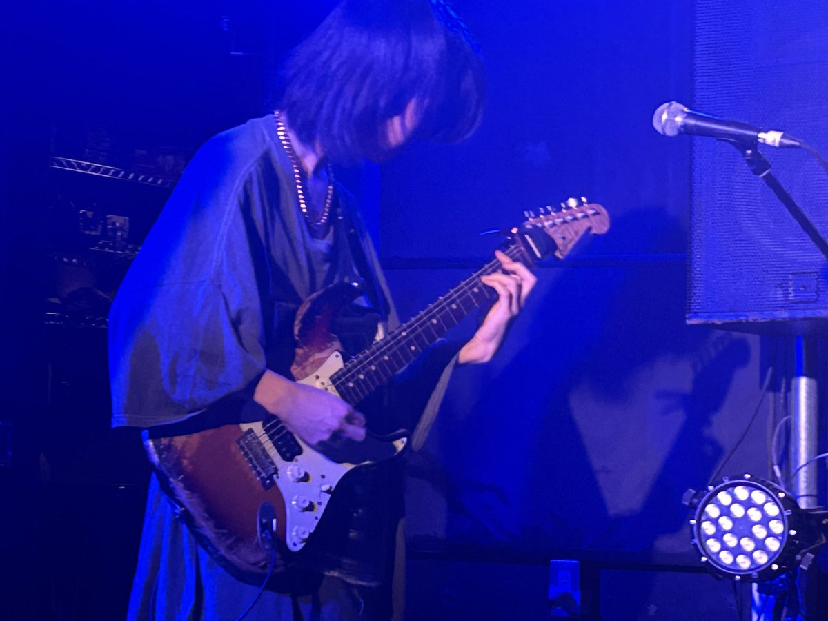 OriKen1's tweet photo. もう終わっちまった。25分あっというまだ。ゲストボーカルを迎えての初ライブ。
複雑というのでは無いのだがとにかく難しい曲を演奏していたんだとつくづく思った。このバンドはいい。丁寧さが巧さとなって曲のアジとなる。火がついてもおかしくない。カッコ良さをわかっているなぁ。
#NeedlessMyName https://t.co/2OQFqvAh4B