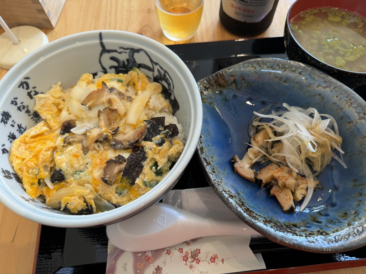 SuccessAge55's tweet photo. 今日のランチは隠岐島のサザエ村で隠岐島グルメを頂く😁🙏✨サザエ丼、つき牛、岩のりのおにぎり、藻岩のソフトクリームを頂く😁🙏✨どれも抜群に美味しい👍✨

#ランチ
#隠岐島 
#サザエ村 
#サザエ丼
#岩のりのおにぎり 
#つき牛 
#藻岩ソフトクリーム https://t.co/5ve3Xi27Vk
