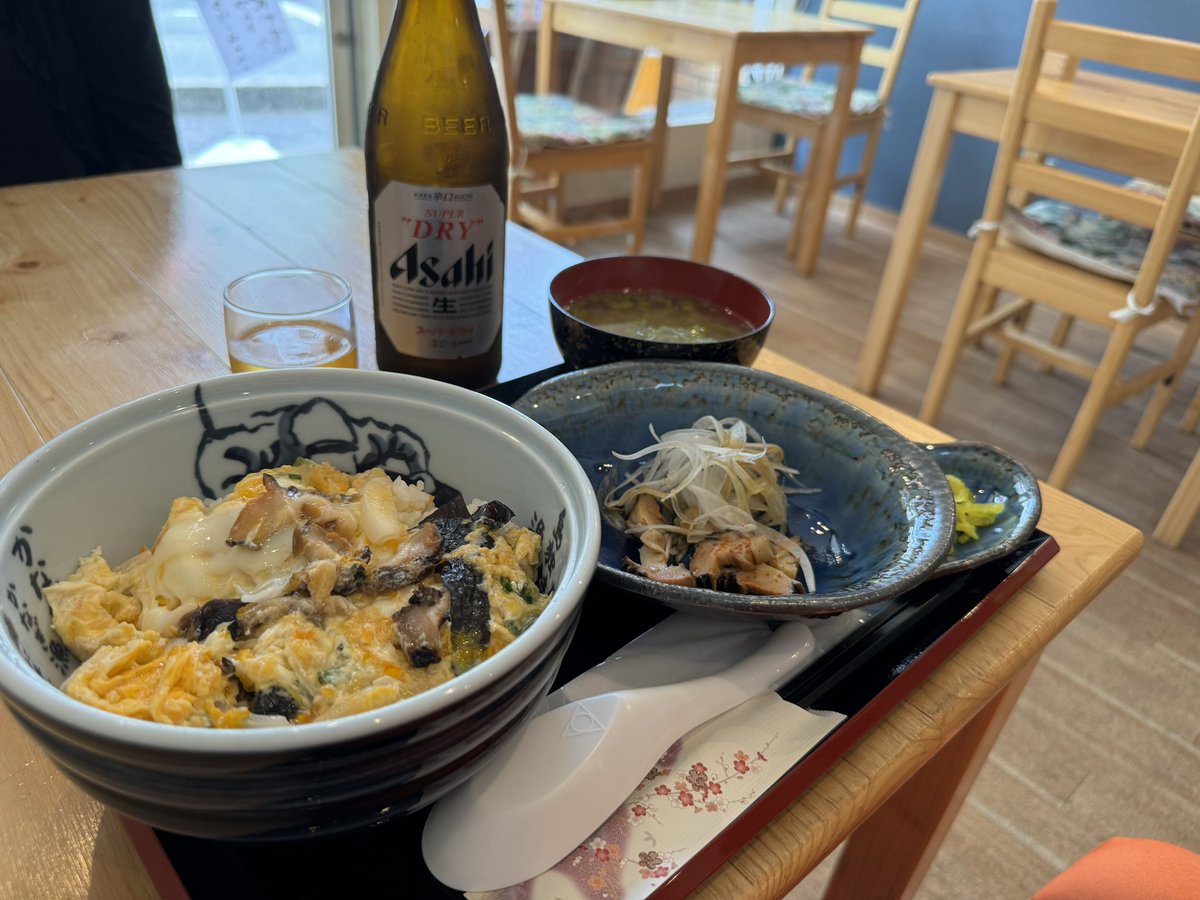 SuccessAge55's tweet photo. 今日のランチは隠岐島のサザエ村で隠岐島グルメを頂く😁🙏✨サザエ丼、つき牛、岩のりのおにぎり、藻岩のソフトクリームを頂く😁🙏✨どれも抜群に美味しい👍✨

#ランチ
#隠岐島 
#サザエ村 
#サザエ丼
#岩のりのおにぎり 
#つき牛 
#藻岩ソフトクリーム https://t.co/5ve3Xi27Vk