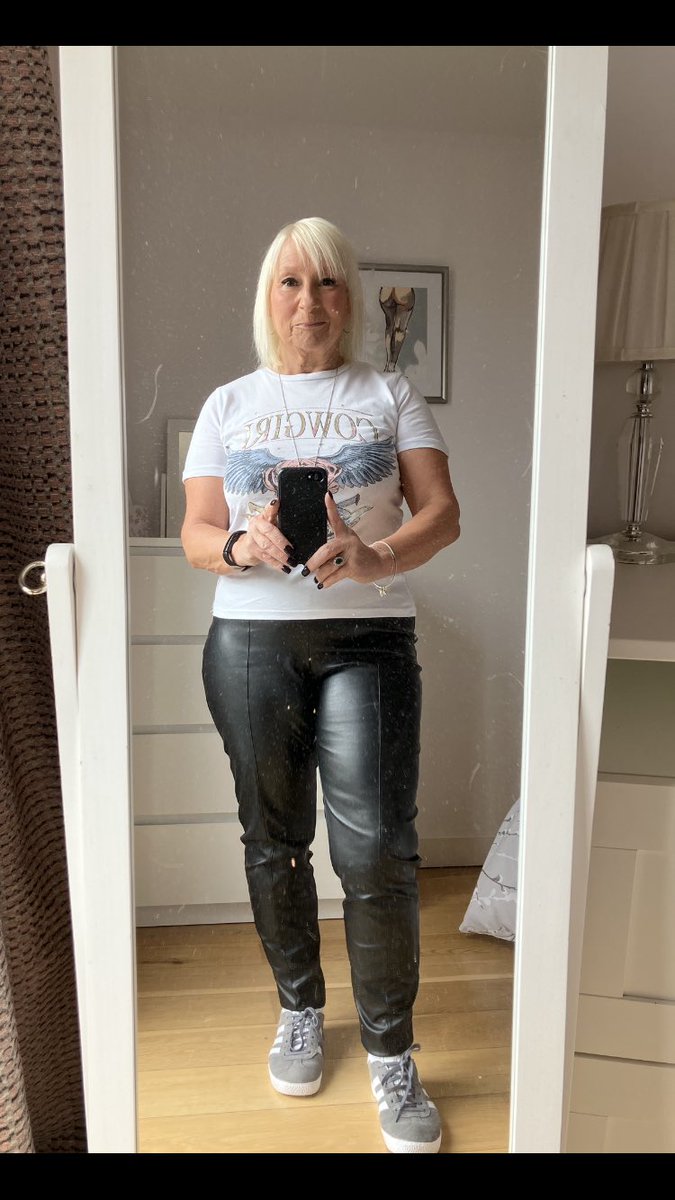 JanieP6768's tweet photo. Ready for Twitter meet up 😊
#pubcrawl #twittermates https://t.co/kwHA7DSxYD