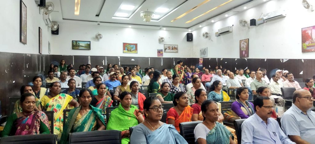 मुख्यमंत्री उत्कृष्ट विद्यालय (कन्या) खूँटी में आयोजित स्कूल रूआर कार्यक्रम 2024 में शामिल हुआ। यह हमारा दायित्व है कि हम सभी मिलकर विद्यालय से बाहर रह रहे बच्चों को विद्यालय से जोड़ने का प्रयास करें तथा जिले में शून्य छीजन दर को सुनिश्चित करें।
<a href="/JharkhandCMO/">Office of Chief Minister, Jharkhand</a> 
<a href="/prdjharkhand/">IPRD Jharkhand</a>