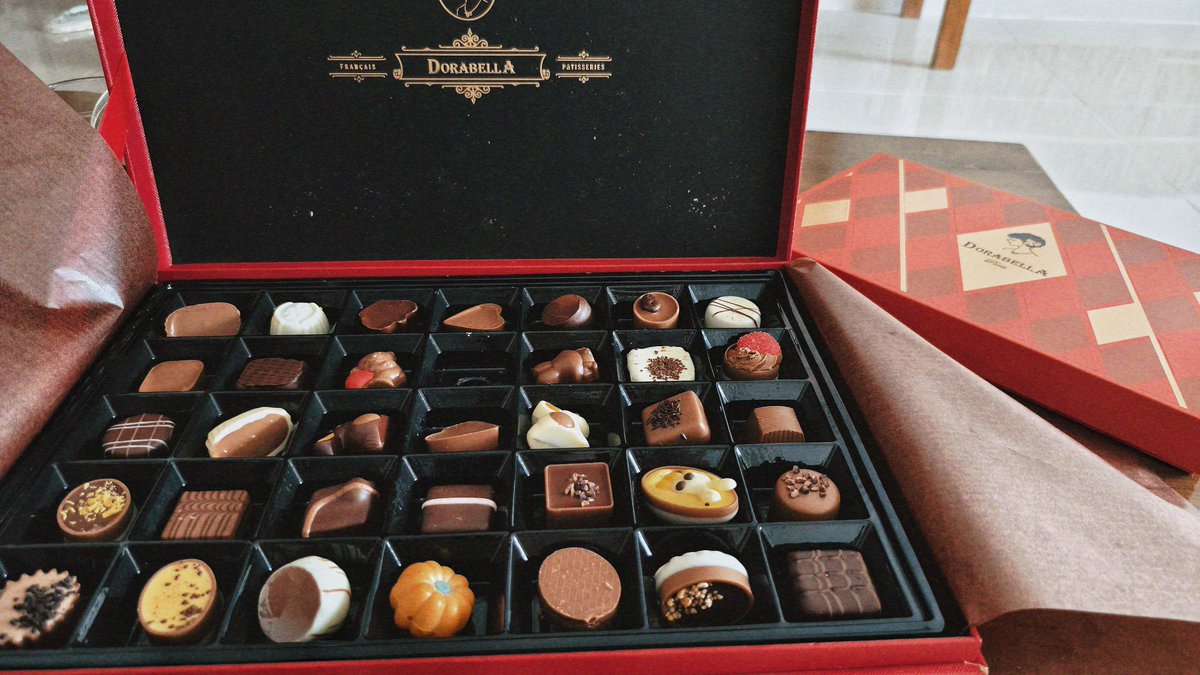 前几天和他聊天的时候提到喜欢吃巧克力，他说他也喜欢🍫。
昨天约会的时候，发现我们都带了巧克力要送给对方，两双眼睛相视一笑，感觉心里好甜好甜 https://t.co/e0D2G3F3zU