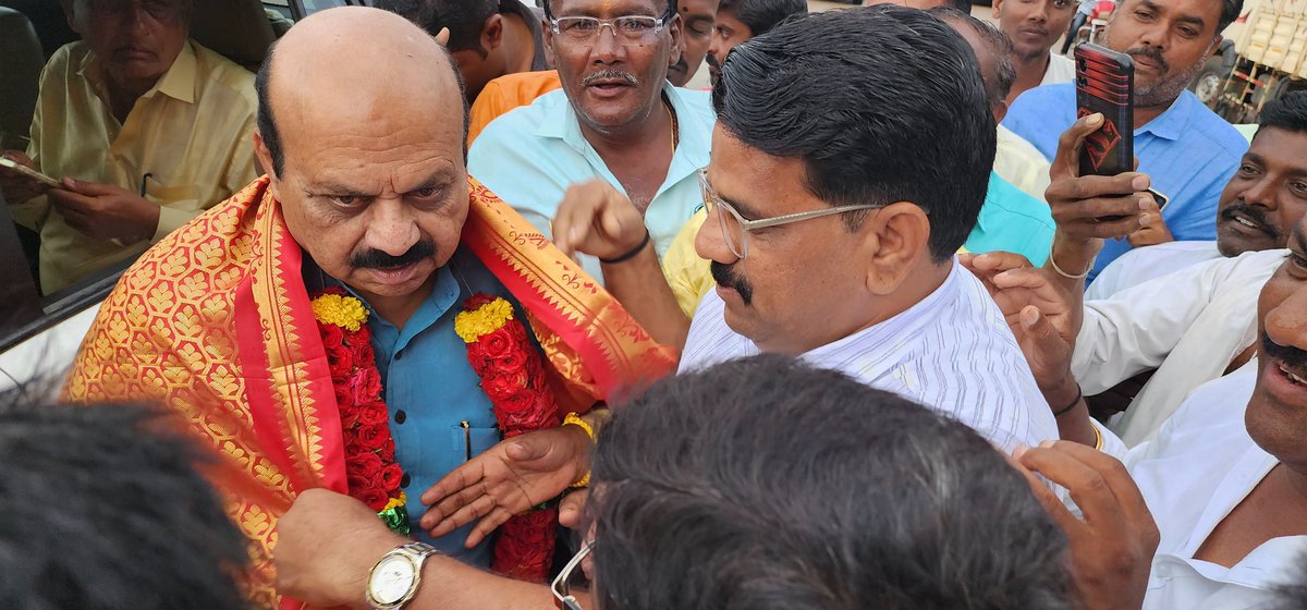 ಹಾವೇರಿ ಲೋಕಸಭಾ ಕ್ಷೇತ್ರದ ಸಂಸದರಾಗಿ ಚುನಾಯಿತರಾದ ನಂತರ ಮೊದಲ ಬಾರಿಗೆ *#ಗಜೇಂದ್ರಗಡ* ನಗರಕ್ಕೆ ಆಗಮಿಸಿದ *#ಶ್ರೀ_ಬಸವರಾಜ_ಬೊಮ್ಮಯಿ* ಅವರನ್ನು ಭಾರತೀಯ ಜನತಾ ಪಾರ್ಟಿ ರೋಣ ಮಂಡಲ ವತಿಯಿಂದ ಆತ್ಮೀಯವಾಗಿ ಸ್ವಾಗತಿಸಲಾಯಿತು......

 *#BJYMRonMandal*