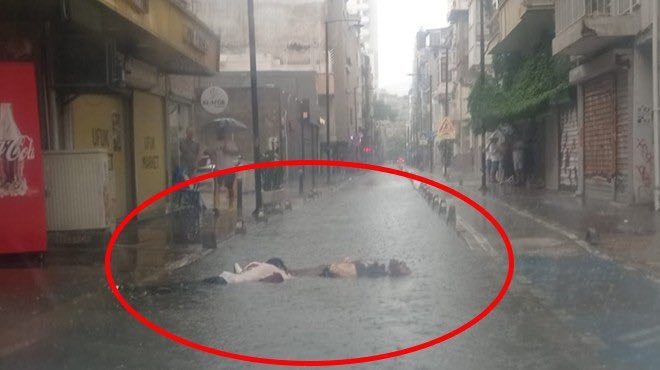 emrullaherdinc's tweet photo. Türkiye'de yaşamak!
Burası ülkenin en büyük 3. kenti İzmir'in merkezi. Yağan yağmurda 2 kişi yolda yürürken elektrik akımına kapılıp feci şekilde can veriyor. Görüntüler rahatsız edici ancak böyle bir son, insan hayatının bu kadar ucuz olması ve ne yazık ki normal bir durum gibi bu vahşete sessiz kalınması da çok rahatsız edici. Yer yerinden oynamalı. Ama ne yazık ki kimsenin umurunda değil.

Özge Ceren Deniz(23) ve İnanç Öktemay'ı (44) hayattan koparan bu ihmalin sorumluları hesap vermeli ve en ağır şekilde cezalandırılmalı.