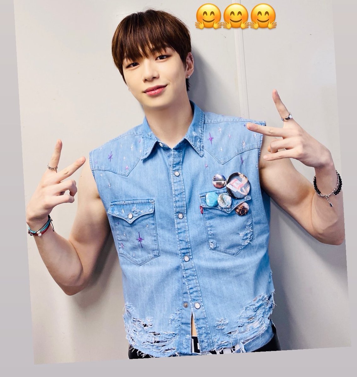2kangsp's tweet photo. ใส่เสื้อยีนส์เหมือนกัน แสดงว่าเป็นเนื้อคู่กันค่ะ ไม่รับความเห็นต่างใดๆทั้งสิ้น #ทูคัง https://t.co/Uhmid2ZfXG