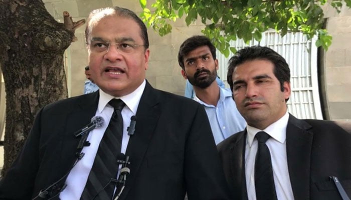 futuristicwire's tweet photo. عدت کیس میں سے عمران خان اور بشری بی بی کو بری کروانے والی ٹیم۔۔۔۔آپ کی ان کے بارے میں کیا رائے ہے؟
@salmanAraja @BrSalmanSafdar @KhalidYChaudry
#idatcase https://t.co/Tiq0eeV9Uk