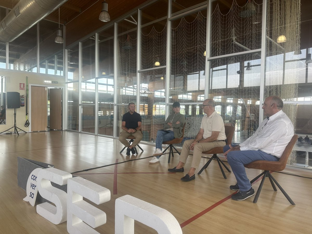 CrisGarciaT84's tweet photo. Hoy visitamos Tarazona y sus instalaciones deportivas aprovechando el Foro ‘Deporte de élite en ciudades intermedias’ organizado por @RadioZaragoza Gracias a todo el grupo municipal de @pptarazona por su acogida y enhorabuena por la gran labor que realizan. https://t.co/5l7MZ33R4C