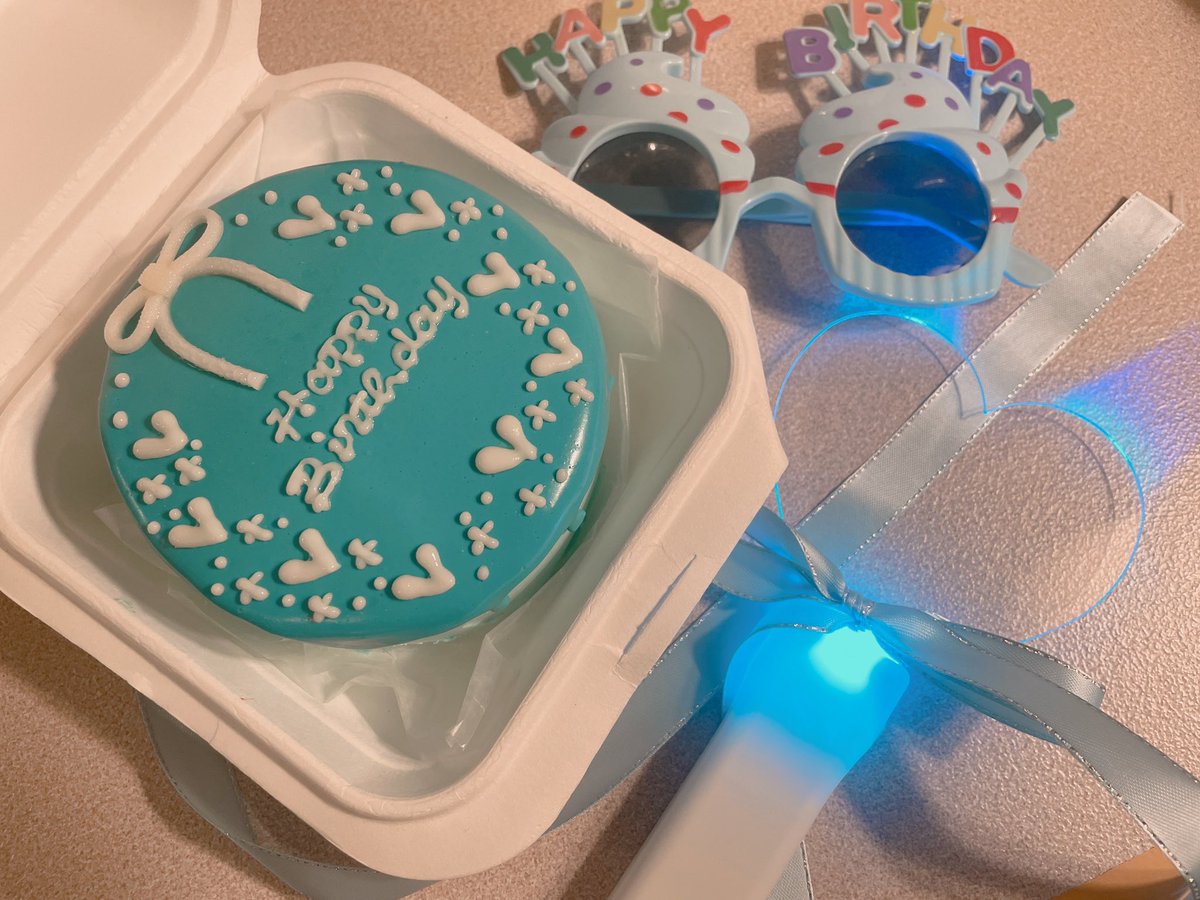 miku_vo39's tweet photo. 本日、また1つ齢を重ねました！

大好きなお友達が推しケーキとうちわ
アクスタ持参でお祝いしてくれました🫶🏻

それに伴い27歳(笑)は
ウマ系アイドル🐎目指して
精進して参りますので
何卒よろしくお願いいたします。

メンバーカラーは空色ブルーです🩵🤍🩵 https://t.co/Zsr2RnVtdJ