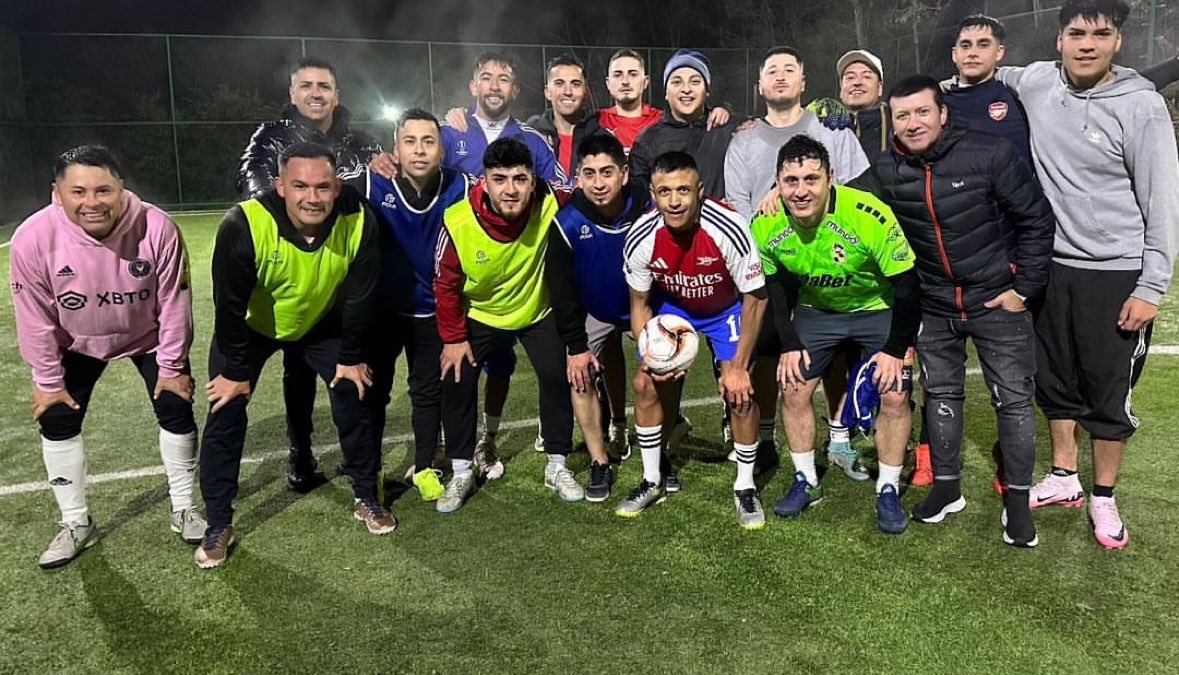 AlexisHive's tweet image. Alexis wearing the newest Arsenal kit whilst playing in a local football match with friends ❤️🤍