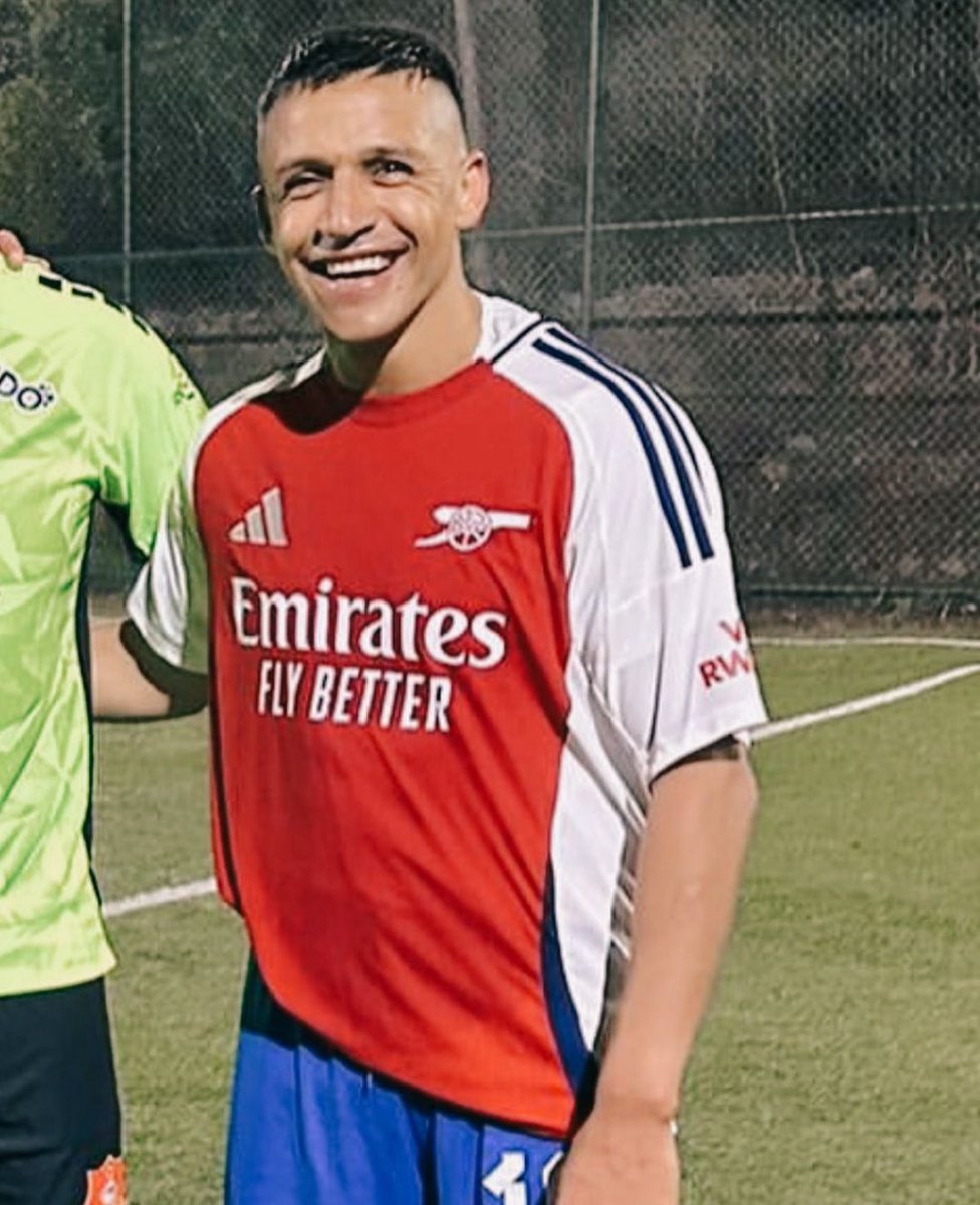 AlexisHive's tweet image. Alexis wearing the newest Arsenal kit whilst playing in a local football match with friends ❤️🤍
