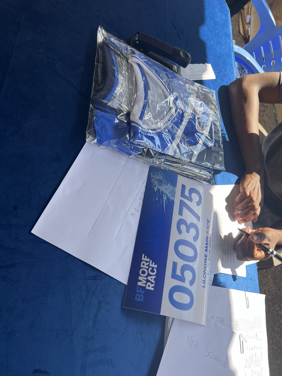 FranChalera's tweet photo. #BeMoreRace #WhyWeRun Kits collected https://t.co/u9pdYqs0Nz