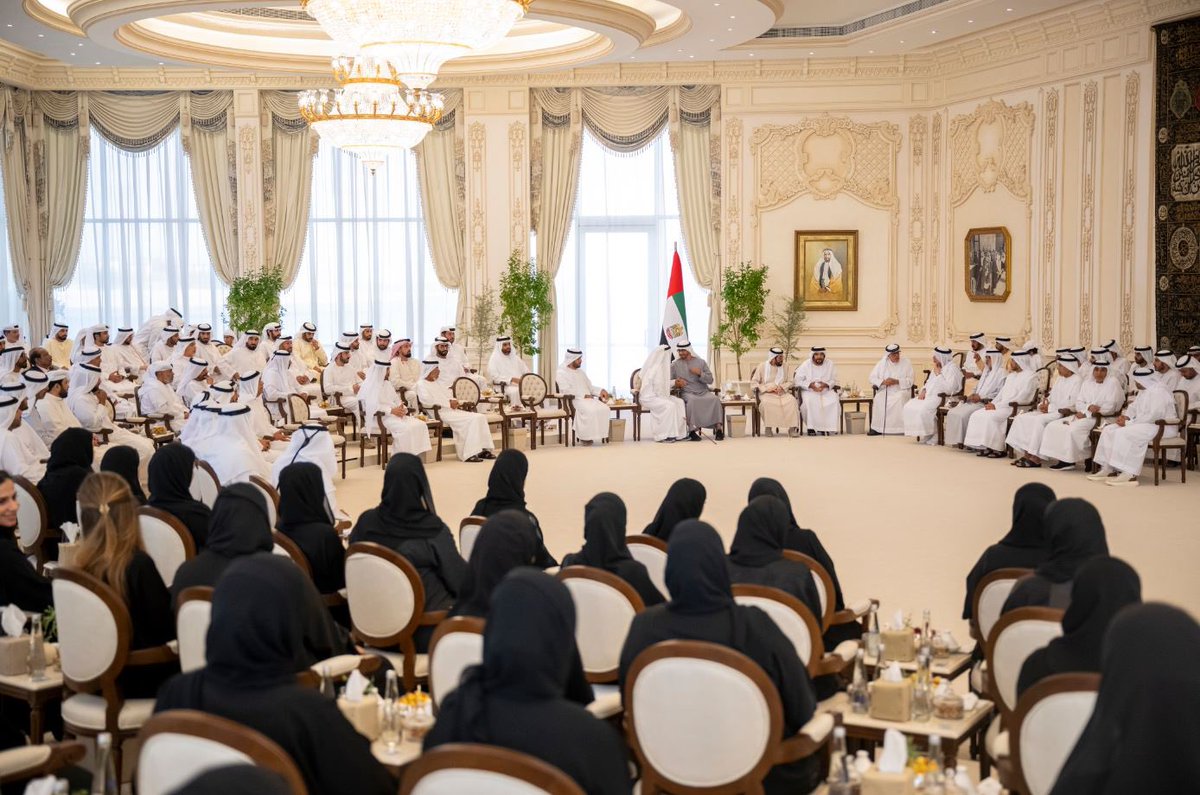 شارع جزيرة ياس و انته تبا غرب
وإلا من أم يفينه محول الريم

بو خالد مسوي ما بين الجزر درب
مثل ما سوى للدول و الأقاليم 

قلبه يحب السلم و الوصل و القرب
كفٍ سلام و كف نصرة مظاليم

تلجئ له الألمان و الروس و الصرب
و الصين و امريكا تبا منه تقييم

يحالفونه مـ البرازيل للغرب
و تعاهده