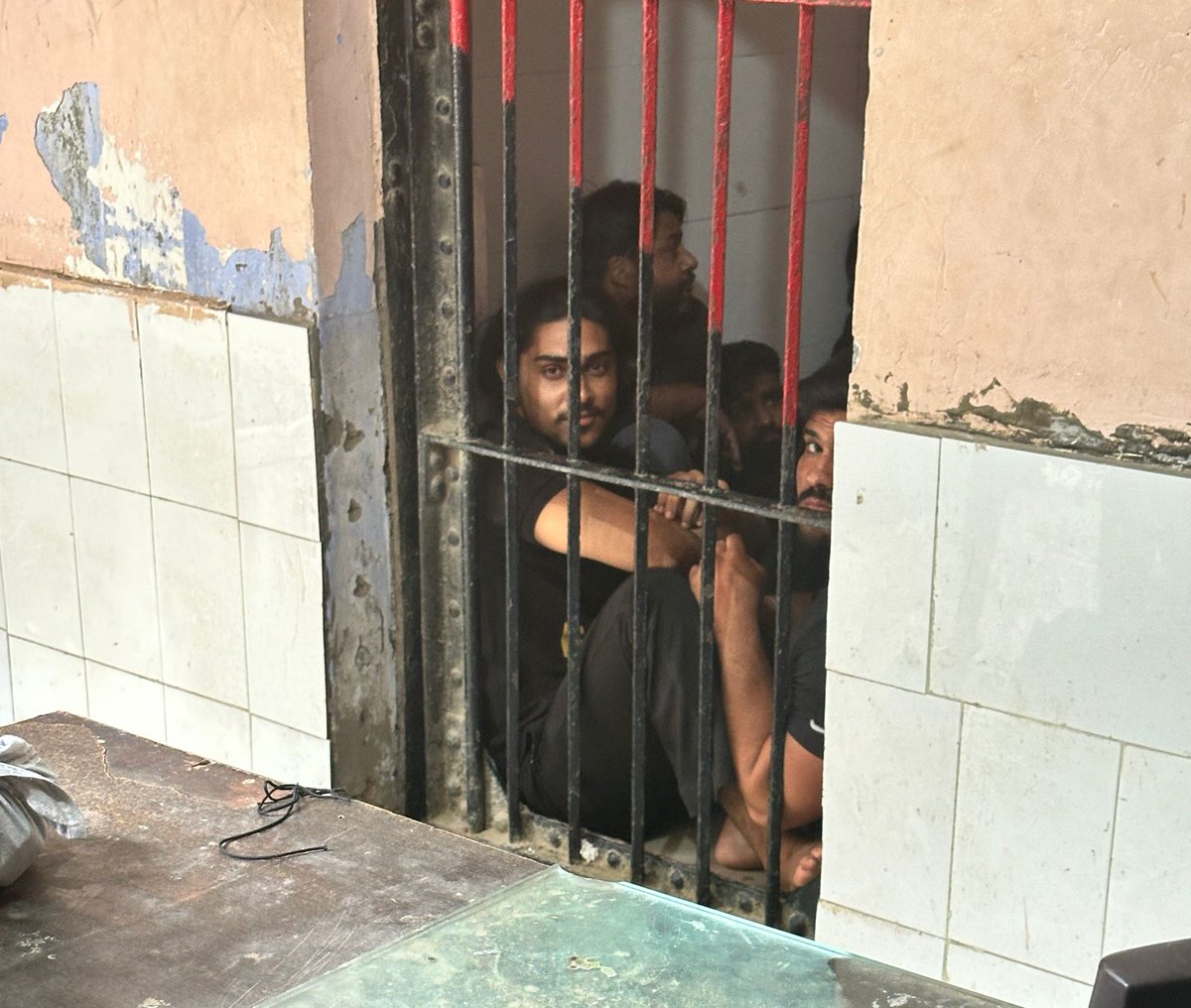 manishsmooth's tweet photo. बिल्डर के इशारों पर @SHObisrakh ने किया मेंटेनेंस मैनेजर को बिना कोई मामला दर्ज किए हवालात के अंदर। AOA ने हटाया बिल्डर की एजेंसी। बिल्डर के हाथो कठपुतली बनी @noidapolice निवासियों ने थाना घेरा @DCPCentralNoida @CP_Noida @Uppolice @dgpup @PrashantK_IPS90 @homeupgov https://t.co/wvd2FjfyIV