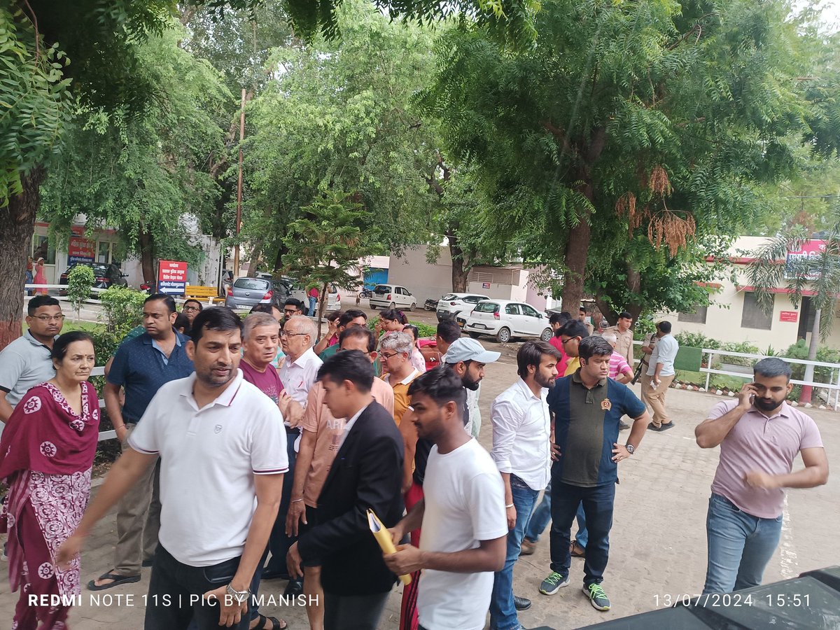 manishsmooth's tweet photo. बिल्डर के इशारों पर @SHObisrakh ने किया मेंटेनेंस मैनेजर को बिना कोई मामला दर्ज किए हवालात के अंदर। AOA ने हटाया बिल्डर की एजेंसी। बिल्डर के हाथो कठपुतली बनी @noidapolice निवासियों ने थाना घेरा @DCPCentralNoida @CP_Noida @Uppolice @dgpup @PrashantK_IPS90 @homeupgov https://t.co/wvd2FjfyIV