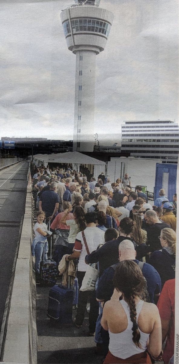 Ze staan er weer, de rolkoffer generatie die het volgens hun zelf zóó hebben verdiend en hun zoveelste #vliegvakantie hebben geboekt. Louter 'omdat het kan' en vaak goedkoper dan een #vakantie dichtbij huis. Dat er een relatie bestaat tussen vliegen en wateroverlast?
Mwaa...