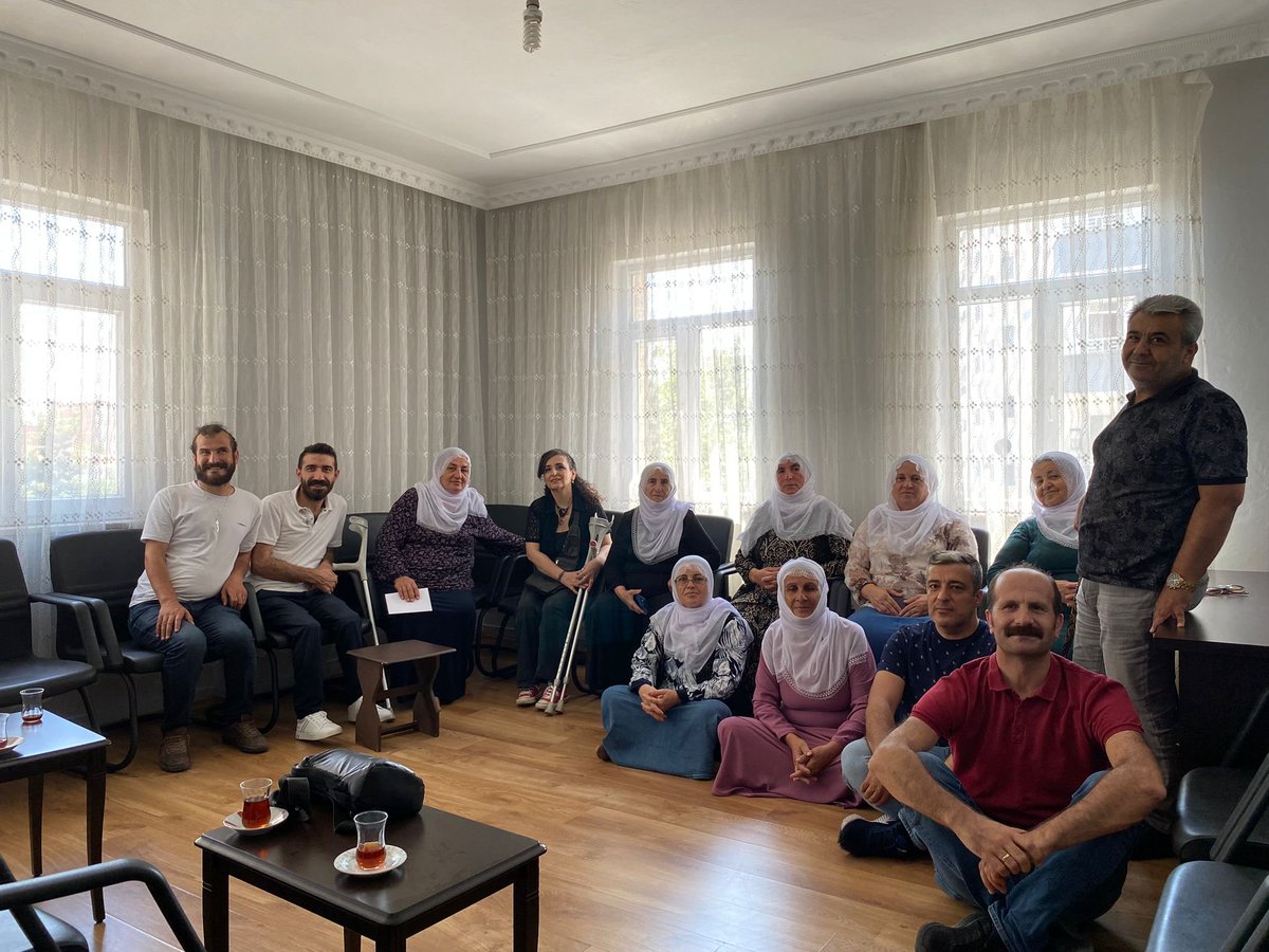 Em vek komîsyona astengdaran ya DEM Partiyê li Amedê çûne serdana Dayîkên Aşitîyê. Dayîk bi keda xwe ve jiyanekê û zimanêkê nû ava dikin. Em bi bawerin ku emê ji bo astengdaran jî jiyanekên nû bi hev re ava bikin!

Bijî berxwedana dayikan! 

<a href="/hbetulcelebi/">Hatice Betül Çelebi</a> <a href="/dempartikurdi/">DEM Partî Kurdî</a>