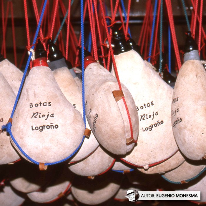 EugenioMonesma's tweet image. 🍷🍇 Los que me conocen saben que cuando bebo 
 #vino siempre lo hago en una bota #artesanal.

En 1997 Félix Barbero, experto #botero, me mostró paso a paso cómo se elaboraba una bota de vino con piel de cabra y pez.

📽️ Documental COMPLETO (12'): youtu.be/6_PVclor4Pk