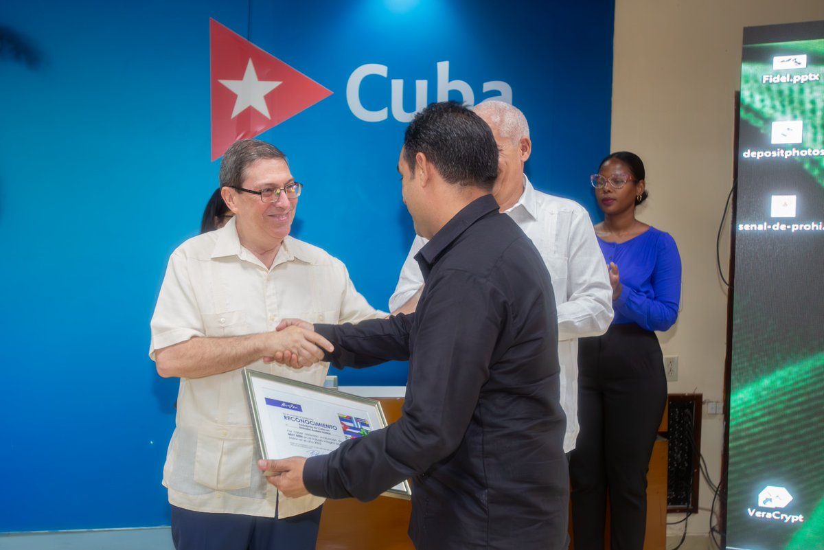 En clausura de Reunión Anual de Jefes y Jefas de Misión de <a href="/CubaMINREX/">Cancillería de Cuba</a>, reconocimos a las Misiones más destacadas en 2023. 

Las exhortamos a continuar trabajando con dedicación y esfuerzos en las prioridades del país para el período 2024-2025.

#DiplomaciaRevolucionaria