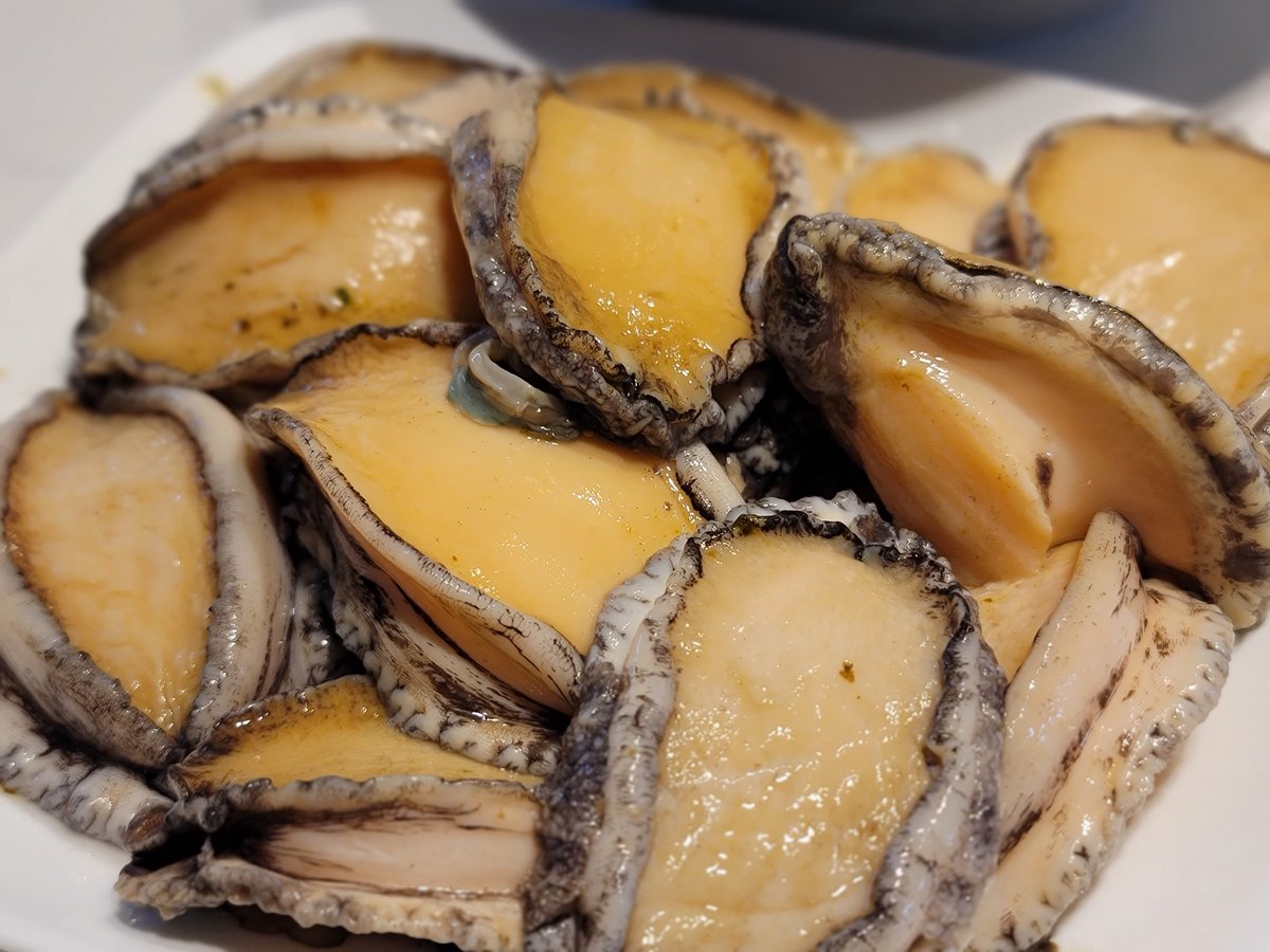 innospace's tweet image. 술이 술술 넘어가는 소리가 들리지 않나요?
전 복 받은 남자인가봐요 😋
전복 싯가가 싼편이라고 하네요! 장모님피셜

This is abalone, it's my dinner tonight!
#abalone #완도직송전복