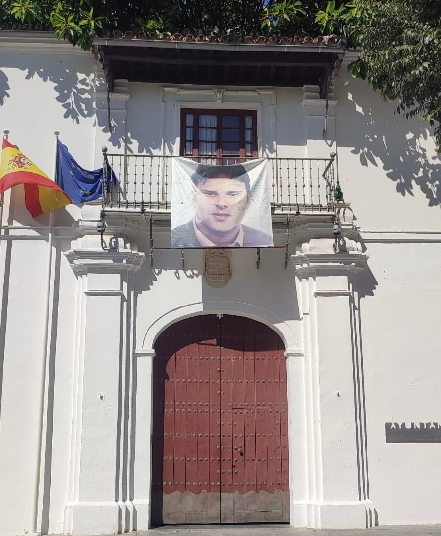 Hoy se cumplen 27 años del asesinato de Miguel Ángel Blanco a manos ETA.
Nuestro Ayuntamiento sigue honrando su memoria. Siempre en nuestro corazón. 

#NoTeOlvidamos