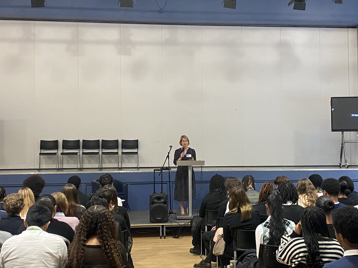 Thank you <a href="/helenhayes_/">Helen Hayes 💙🌹</a> for visiting our sixth form to speak to Yr12 students about the world of politics, government policies and most recent elections