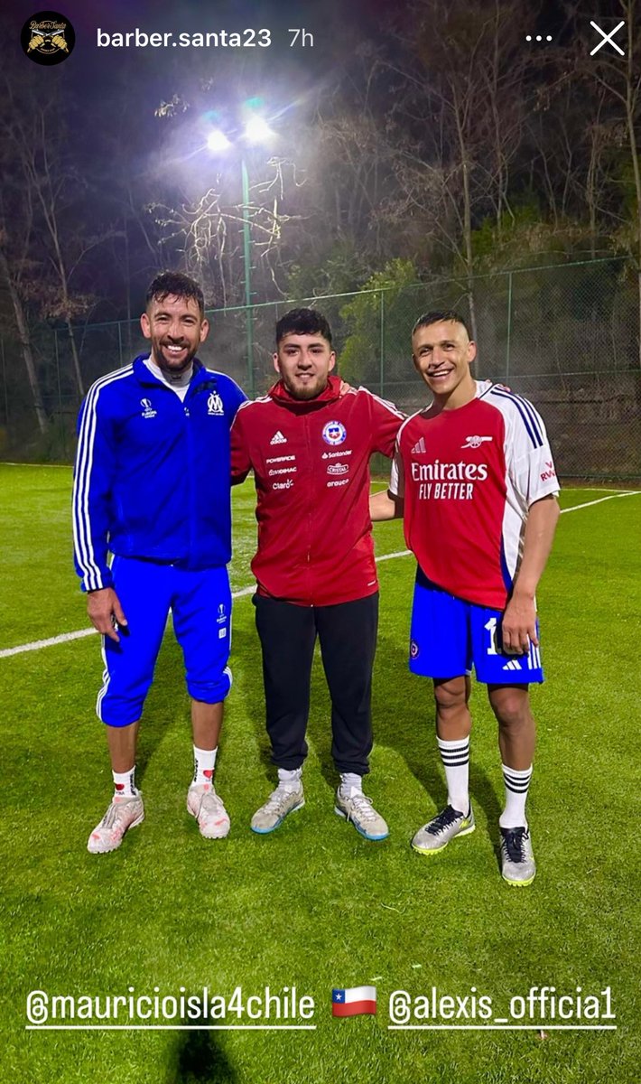 afcstuff's tweet photo. Alexis Sanchez reppin’ The Arsenal during a kickaround in his native Chile. ❤️ https://t.co/lFCSxxxYbB