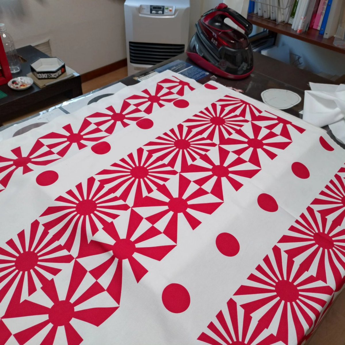 workshop_casago's tweet image. 先日届いたオリジナル生地の印刷具合を確認。顔料プリントより染料プリントの方が想定している色に印刷できてます。スクリーン印刷で製作していた #がま口 などもこれなら商品として良いですね。
#画像編集ソフト #インクスケープ #日の丸 #日章旗 #旭日 #16条旭日旗 #8条旭日旗 #ファブリックデザイン