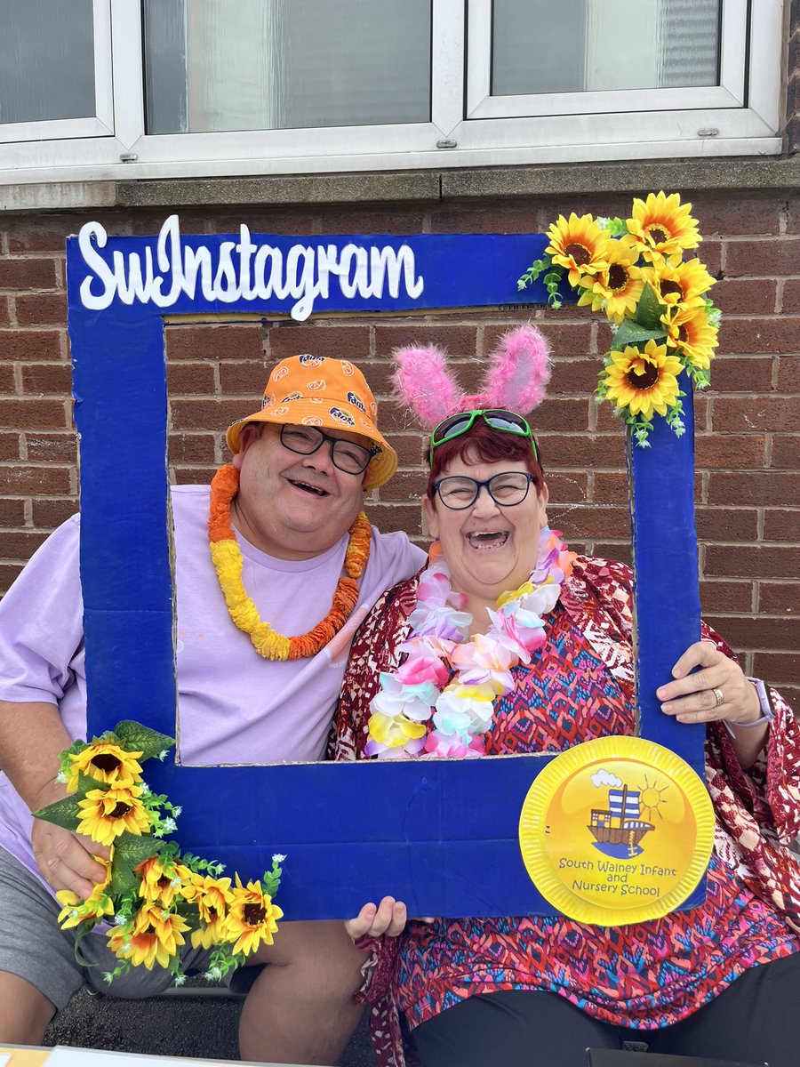 southwalneyinf's tweet photo. Did Mrs Squires catch you with our SwInstagram frame! What a fab #SWINS tradition it’s becoming!  Check out more frame pics on our Facebook page 💙💛 https://t.co/i4ObYhWTkk