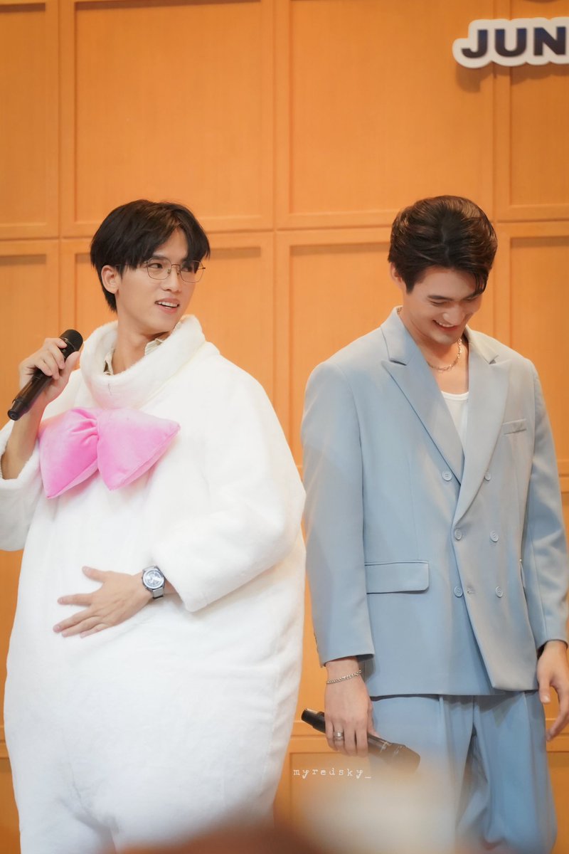 myredsky_'s tweet photo. เซอร์ไพรส์เกสต์ มีใครทายถูกบ้างงง แต่ที่แน่ๆพี่พระเอกเค้าทายถูกด้วยน้าาาาา 🤭😆

Junior 28th Shining Star

#JuniorShiningStarBDParty https://t.co/P5zb51FRvf