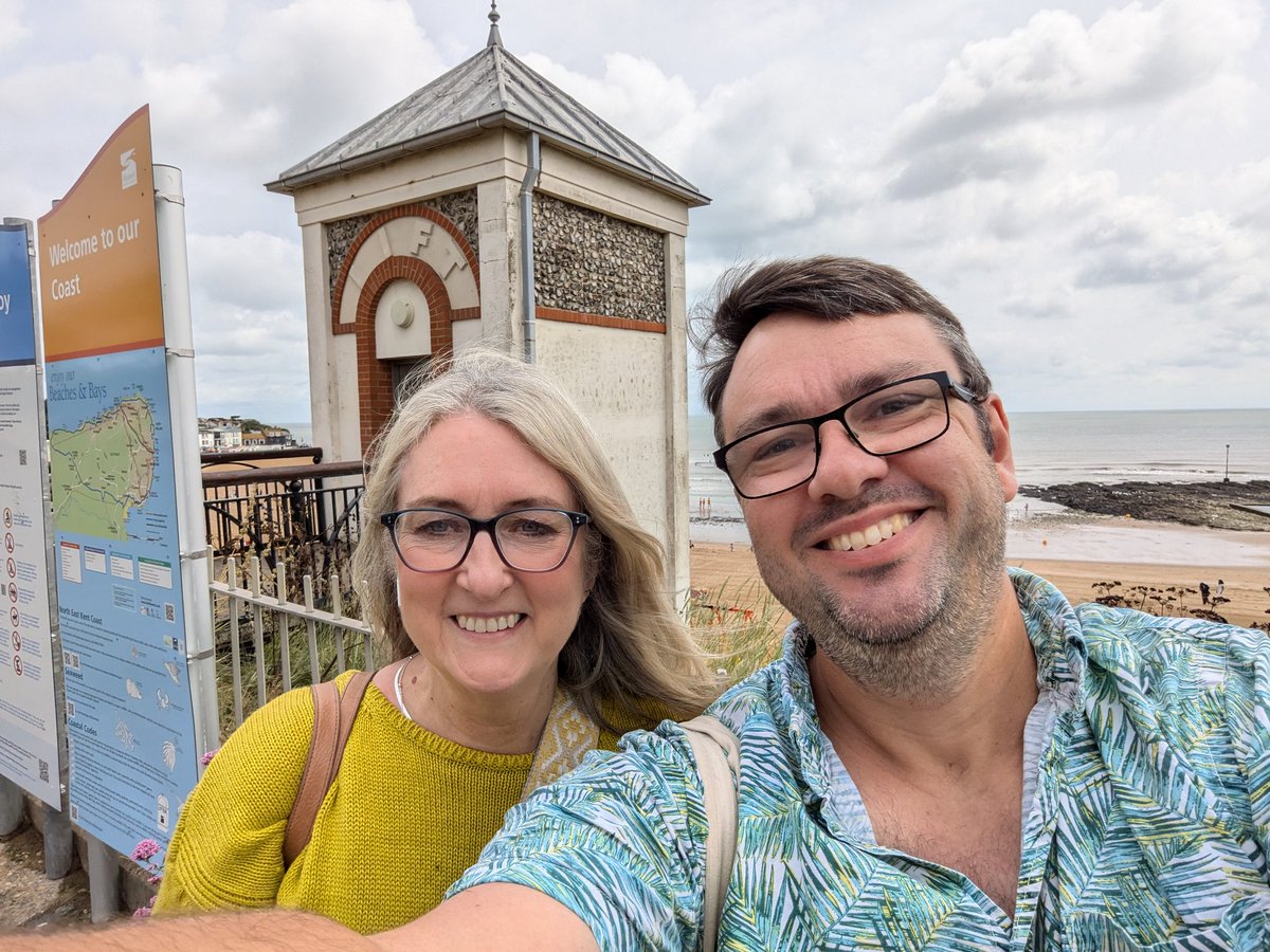 Down in Broadstairs for the @forthemanypod event and who do I bump into 5 mins after getting off the train but the brilliant <a href="/Jacqui_Smith1/">Jacqui Smith</a>. Looking forward to seeing her and <a href="/IainDale/">Iain Dale</a> in action later.