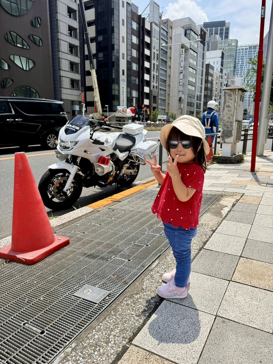Sakkii_fly82's tweet image. 青山通りでお仕事中の #白バイ と一枚📷帰り際、お巡りさんにバイバイしてもらえて娘も嬉しそうでした👋酷暑の中ほんとお疲れ様です👮
#警視庁 
#CB1300P