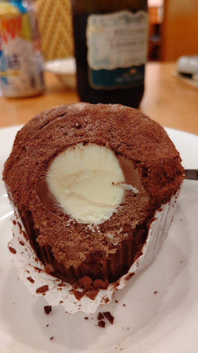 time_in_tomo's tweet photo. 今日もサイゼリアに来てます😃
トリフアイスクリームを食べてみましたカカオの味がして時おりナッツの食感が味わえるアイスクリームです😃
＃サイゼリア
＃トリフアイスクリーム https://t.co/Mlps0W6pug