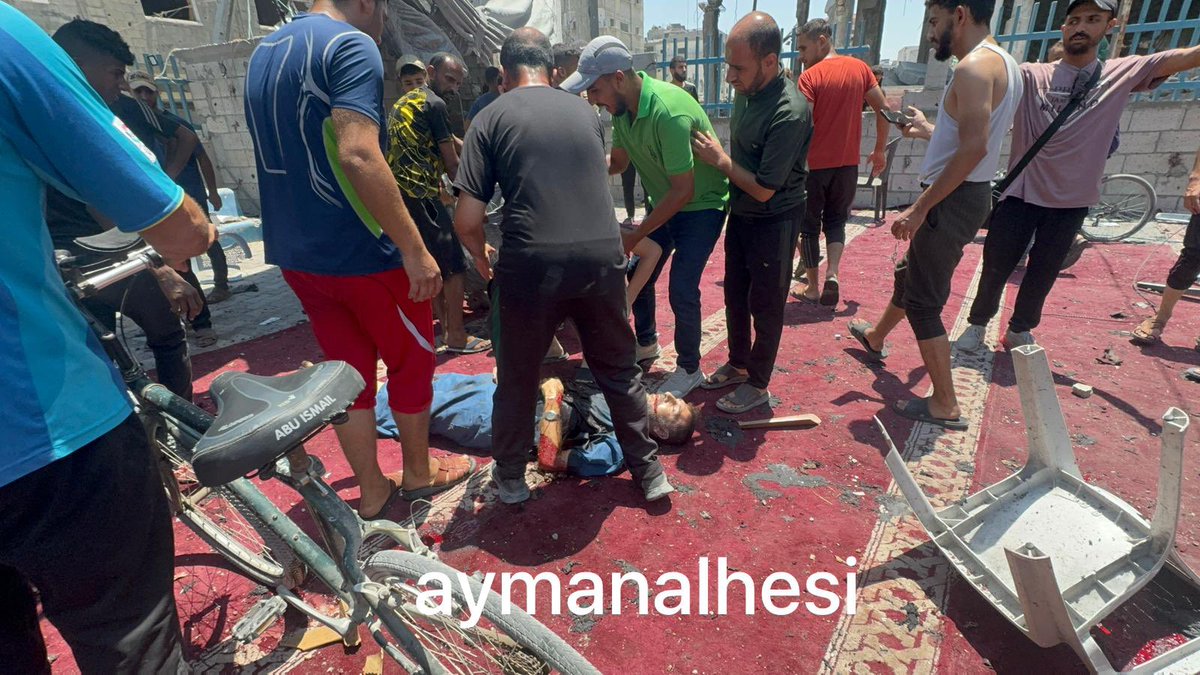 ahmedhijazee's tweet photo. عشرات الشهداء في استهداف مصلى المسجد الابيض في مخيم الشاطئ، هذه المجزرة الثانية في غضون ساعة واحدة تُرتكب بحق المدنيين والنازحين في جنوب وشمال غزة https://t.co/bGG0oGZvaK