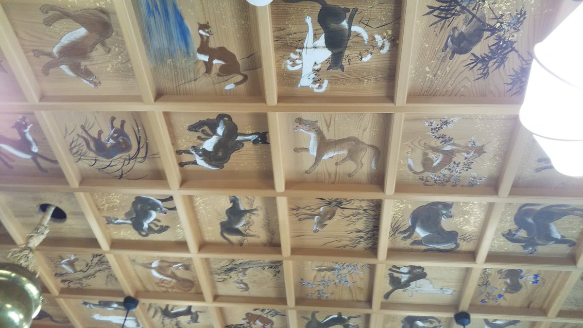 2013年に焼失してしまい、神社は再建されましたが、天井に描かれていた絵は無いままで、後に東京芸術大学の学生さん達が231枚を復元したそうです、圧巻 
