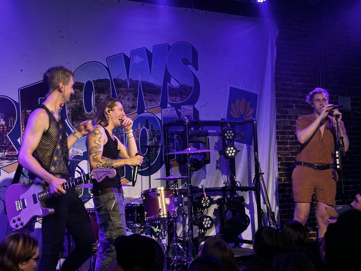 OneHandedWitch's tweet photo. Went to go see @ArrowsInAction last night and it was AMAZING! I yelled at them that I got a tattoo inspired by them. They said that that is awesome. One of ur best concerts I have ever been to! Enjoy some pics. Tattoo for reference. #ArrowsinAction #concert https://t.co/oyW4N0gPkg