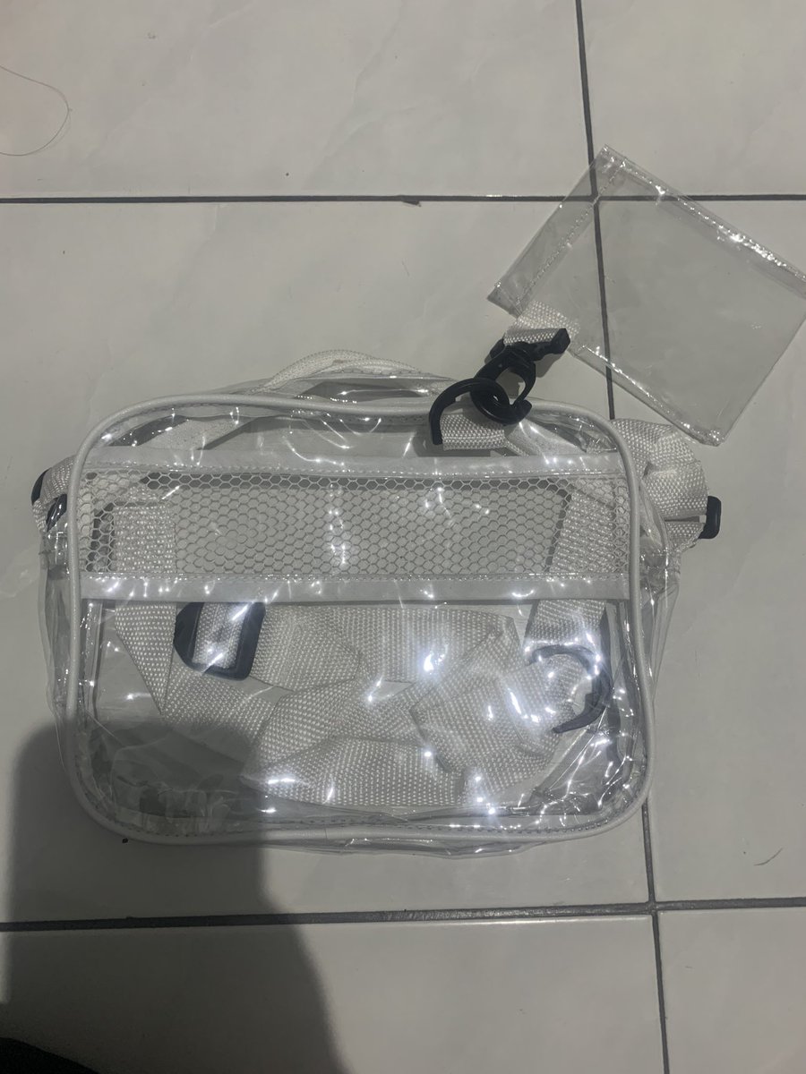 gomkeonhee's tweet photo. WTS masih ada yang cari tas transparan / tas pvc kah?Aku ada ready  @ 30k sudah di venue  #FANCONCERT_BLOOM_inJKT https://t.co/TzW6iZkFJm