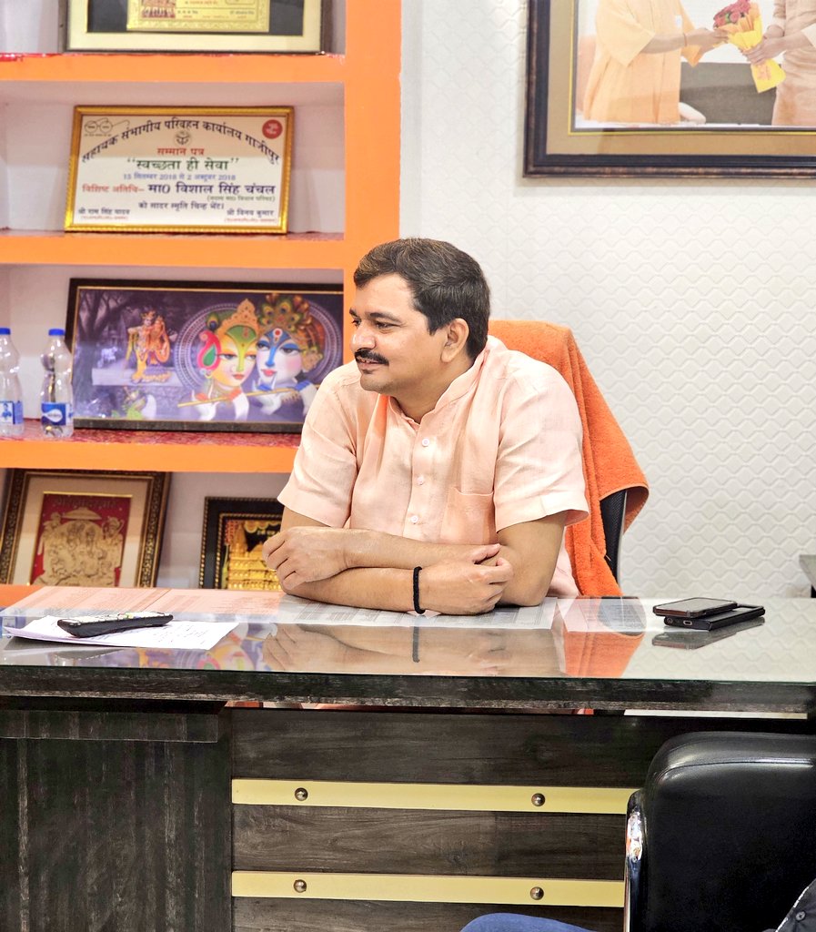MLCVishalSingh's tweet photo. आज गाज़ीपुर प्रकाश नगर स्थित अपने समाधान कार्यालय पर जनपद के कोने - कोने से आए हुए जनता जनार्दन की समस्याओ से रूबरू होकर उनकी समस्याओं के संबंधित अधिकारियों को मौके पर बुलाकर त्वरित निस्तारण हेतु निर्देशित किया।
@narendramodi
@BJP4India @myogiadityanath @AdminGhazipur https://t.co/CVckTC2DfG