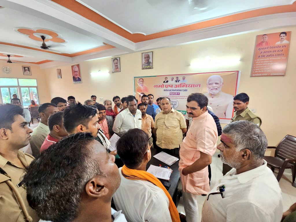 MLCVishalSingh's tweet photo. आज गाज़ीपुर प्रकाश नगर स्थित अपने समाधान कार्यालय पर जनपद के कोने - कोने से आए हुए जनता जनार्दन की समस्याओ से रूबरू होकर उनकी समस्याओं के संबंधित अधिकारियों को मौके पर बुलाकर त्वरित निस्तारण हेतु निर्देशित किया।
@narendramodi
@BJP4India @myogiadityanath @AdminGhazipur https://t.co/CVckTC2DfG