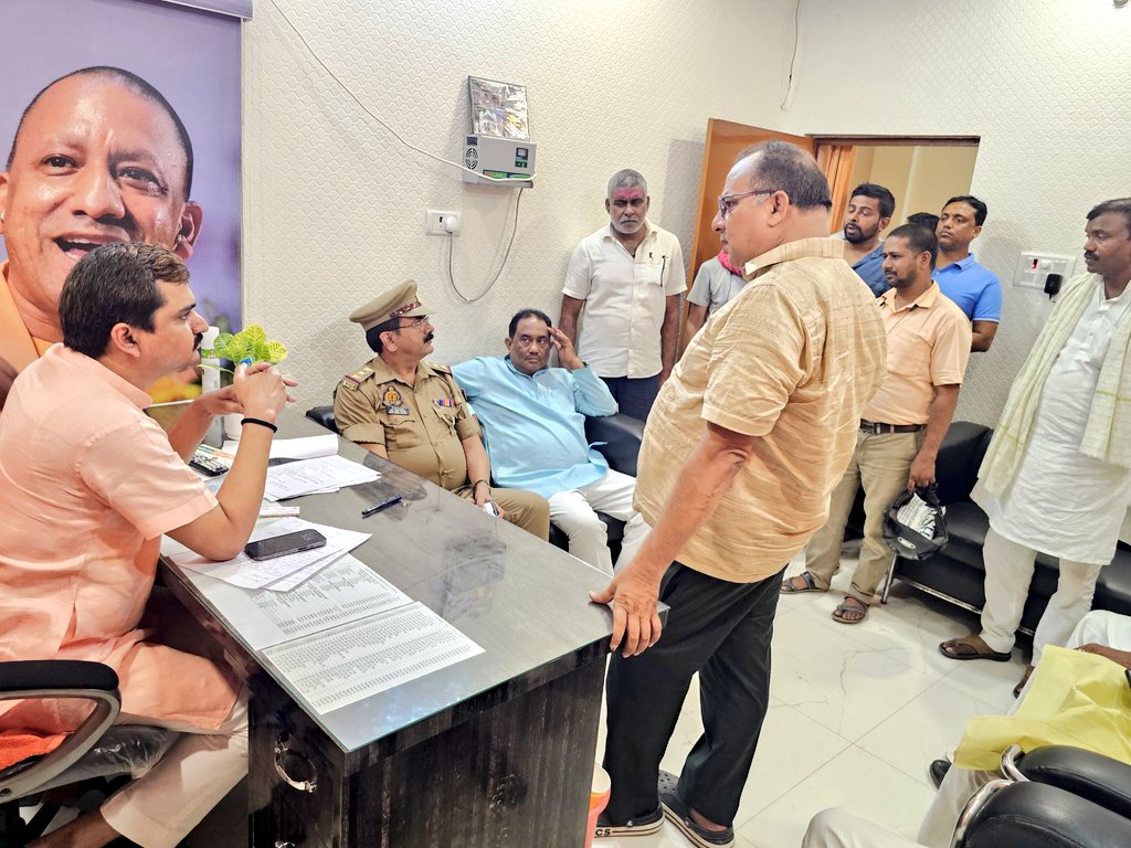 MLCVishalSingh's tweet photo. आज गाज़ीपुर प्रकाश नगर स्थित अपने समाधान कार्यालय पर जनपद के कोने - कोने से आए हुए जनता जनार्दन की समस्याओ से रूबरू होकर उनकी समस्याओं के संबंधित अधिकारियों को मौके पर बुलाकर त्वरित निस्तारण हेतु निर्देशित किया।
@narendramodi
@BJP4India @myogiadityanath @AdminGhazipur https://t.co/CVckTC2DfG