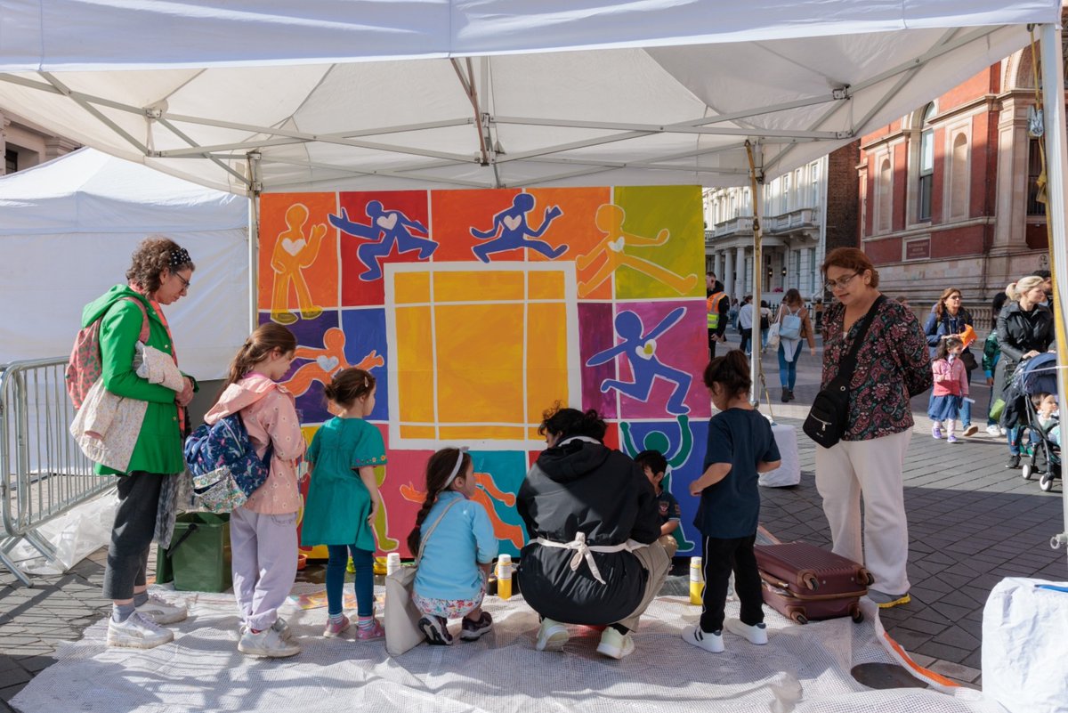 ExRdFestival's tweet image. Exactly four weeks ago our ten incredible #PaintLab artists were starting to bring their pieces to life as #ExRdFest began!

Want to see the finished paintings and learn more about the @imperialcollege science that inspired them? 

See the full gallery 👉 ow.ly/YocJ50SAmbL