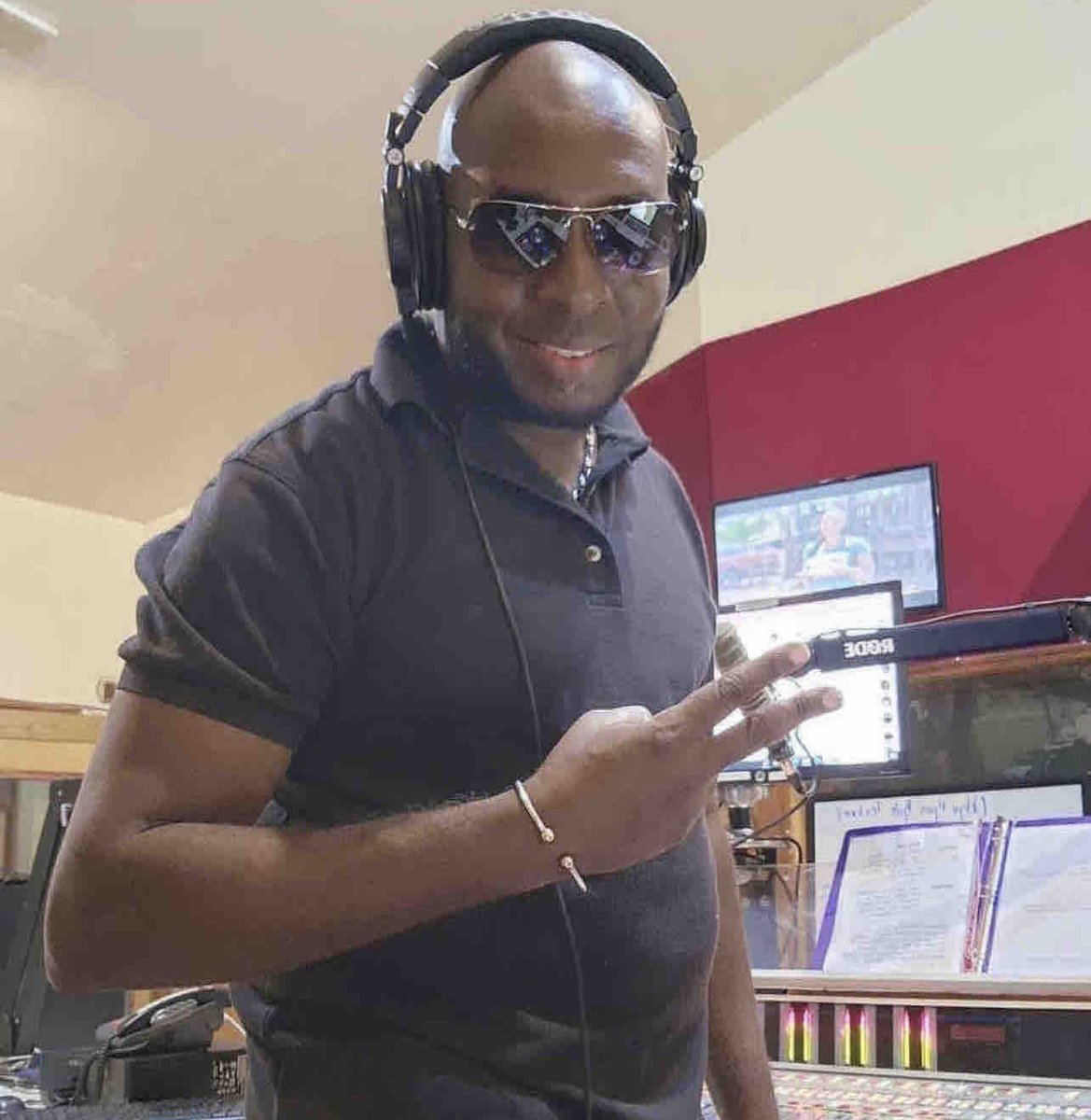 IRIE_FM's tweet photo. Rightnow on the 107 frequencies, it's #DigitalChris bringing you the #IrieTrain! πΆπ»π Tune in for a journey through pulsating beats and infectious rhythms that are sure to keep you moving. Don't miss out on the fun! @iamdigitalchris3963 https://t.co/vElps5ZGrL