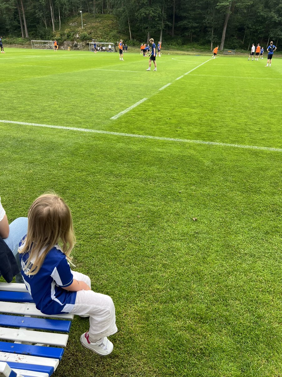 Ljunggrosso's tweet photo. Nova på sin första träning #ifkgbg https://t.co/aLolTdscbp