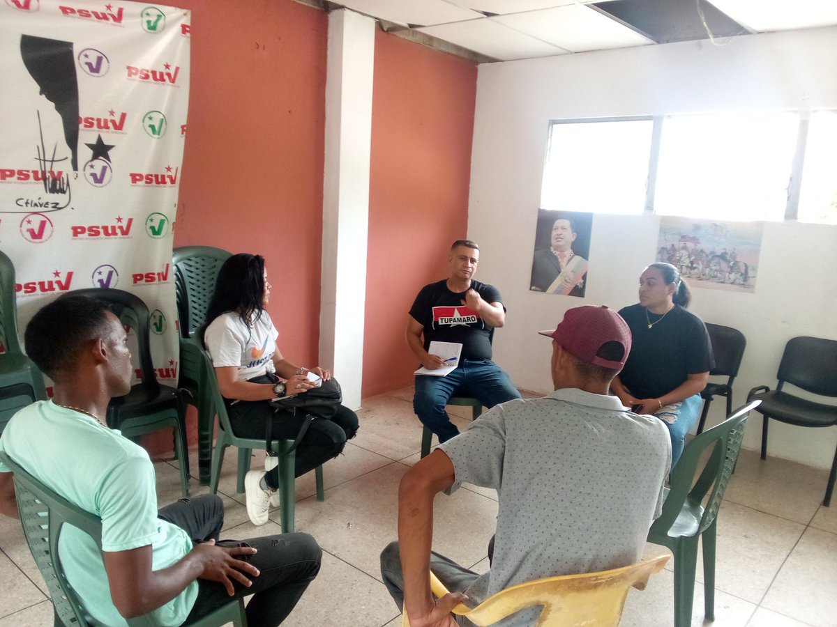 MRT Sucre reunión colectiva con los enlaces del Gran Polo Patriótico Simón Bolivar de los municipios Bolivar y Mejia, y los TUPAMARO dónde están? Apoyando a Nicolás, vota rebelde vota TUPAMARO..