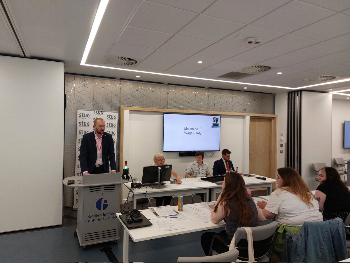 Young <a href="/UniteScotland/">Unite Scotland</a> and <a href="/unisonscot/">UNISON Scotland</a> workers, <a href="/lxurenhh/">Lauren 🦇🇵🇸</a> and Cameron, demanding an end to discriminatory rates of pay for young workers. 

#STUCYouth24