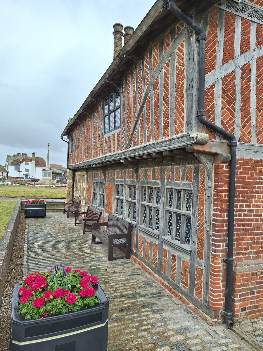 aldeburghmuseum's tweet photo. The colour really suits the Moot Hall don't you think?
Not into sport? Our museum is open daily 1-4pm.
#Aldeburgh #aldeburghbeach #suffolkmuseums #suffolk #museums #museumstogether #suffolkcoast #kidsinmuseums #historicbuilding #visitsuffolk #aroundaboutbritain #historicengland https://t.co/QhJoH26Dk7