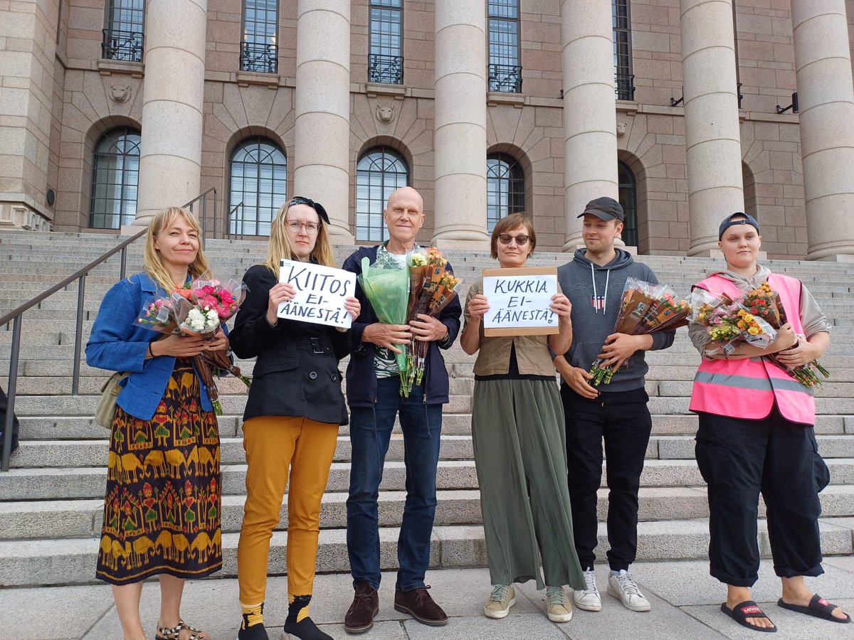 kaikkienturva's tweet photo. Kampanjatiimi kukitti lakia vastustaneet edustajat.

❤️Lämmin kiitos heille kaikille - siis koko Vihreiden ja Vasemmistoliiton ryhmät, Eva Biaudet ja kuusi SDP:n kansanedustajaa, Elisa Gebhard, Timo Harakka, Krista Kiuru, Johan Kvarnström, Matias Mäkynen ja Nasima Razmyar. ❤️ https://t.co/PG4JLszMZo