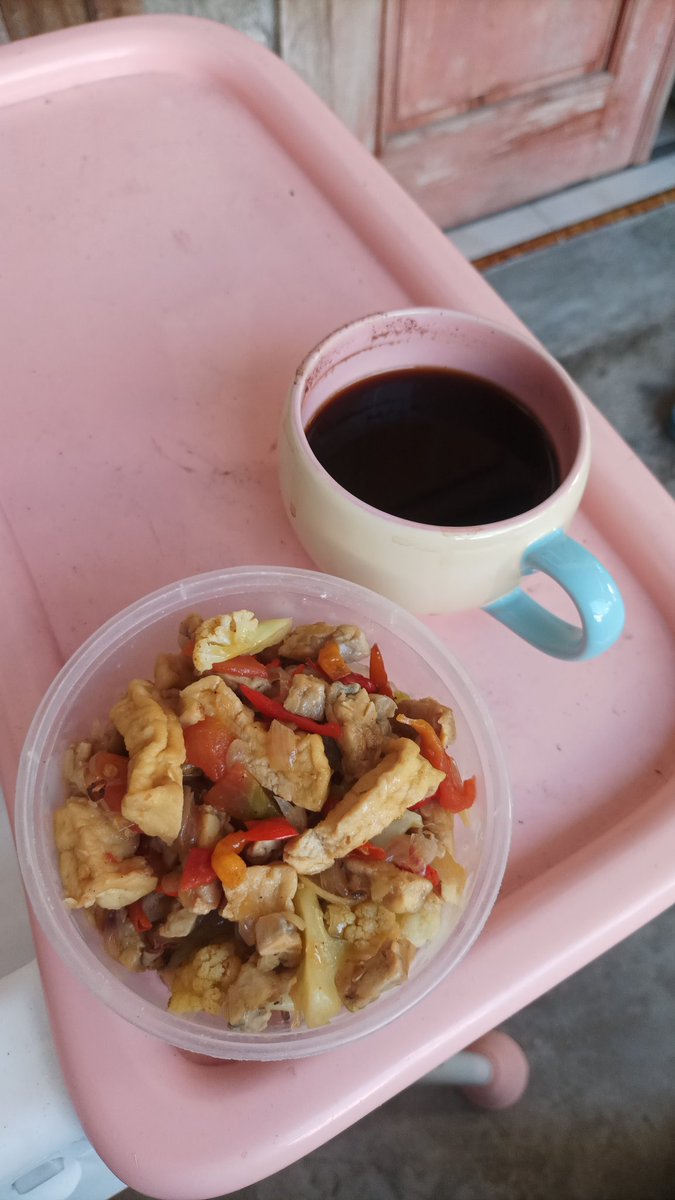 P : Mungkin kopimu belum diaduk sehingga yang terasa hanya pahitnya saja.

Me : Sengaja tidak diaduk agar manisnya diakhir, sudah lelah selalu berakhir pahit