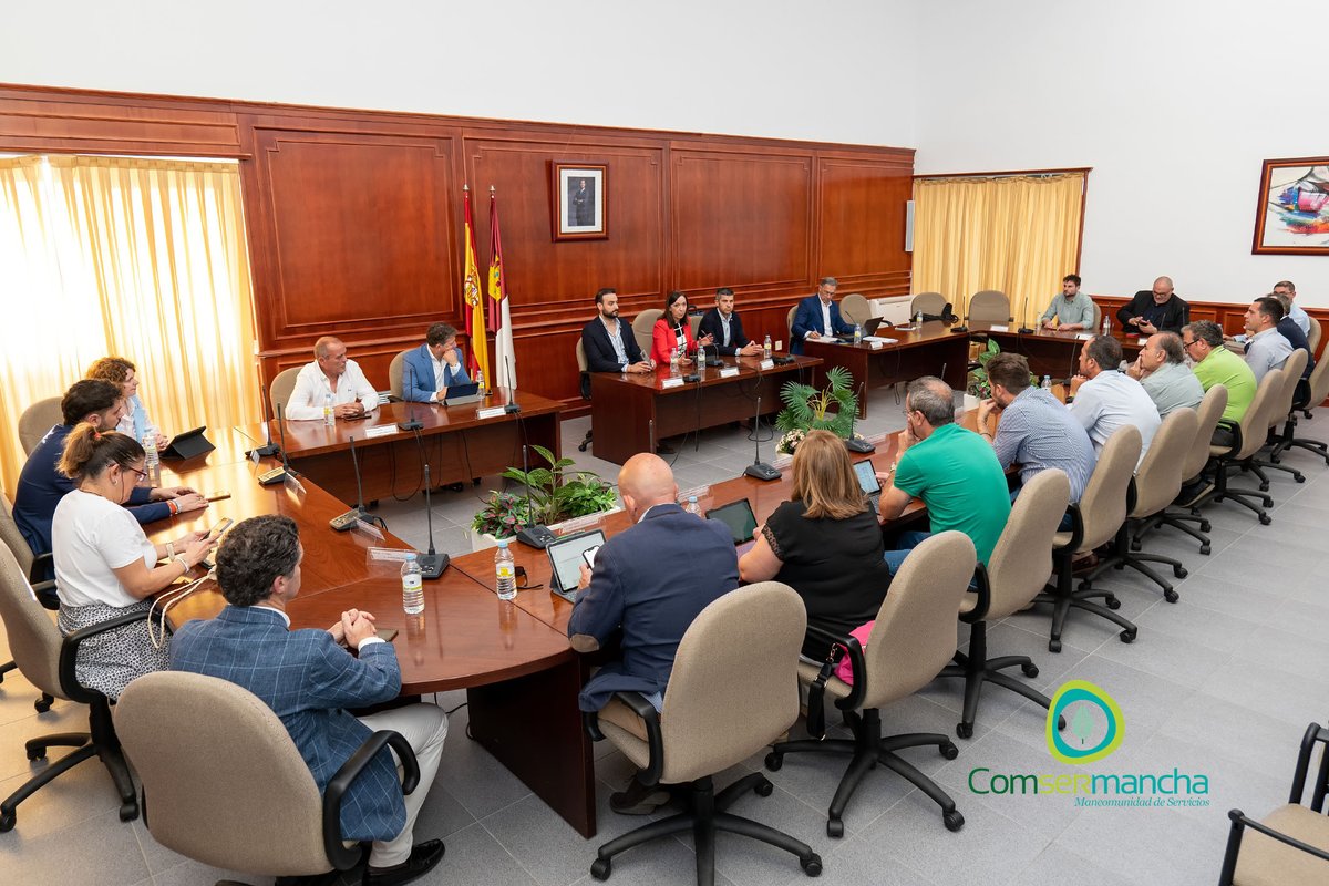 SerComsermancha's tweet photo. 🌎💰 Comsermancha reduce la deuda y mejora su situación económica. La presidenta, Rosa Melchor, informó sobre la reducción de la deuda y el aumento del 3.1% en la tarifa para 2024, ajustada al IPC. 💸👉 https://t.co/bOsR0rZHmc

#Comsermancha #Deuda #Tarifas2024 https://t.co/GMK9hJarx1