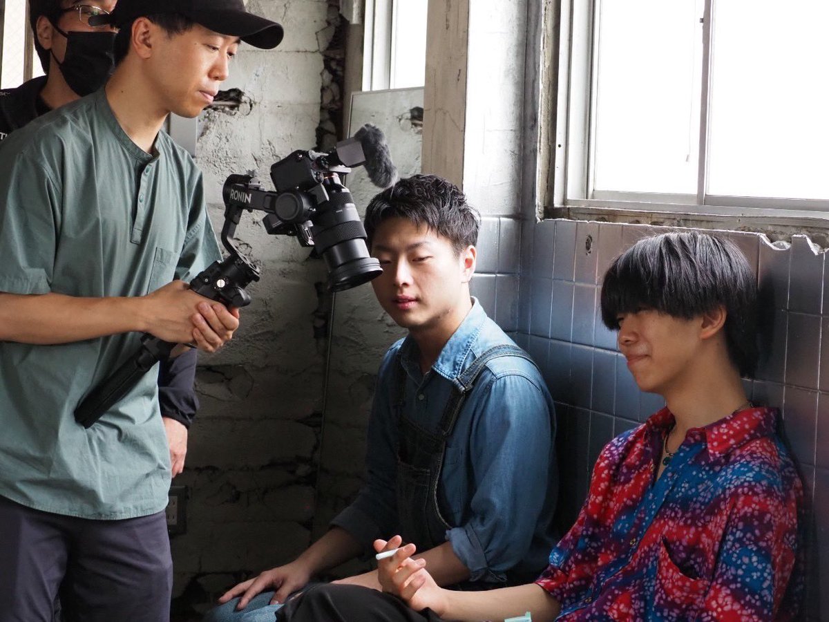 okan_movie's tweet photo. 東ベイさん@sin_tobay の撮影でした！いつも通り楽しく、学びある現場でした✨
監督西山さん@raikou199061 の指導で少しずつアクションの勘どころが分かってきた気がします🎥 たのしー🤩

写真はまゆさん@harisan683 撮影📸
カメラマンやってるとどうしても写真少なくなるので助かります✨

#TOBAY https://t.co/al2iUSqPhe